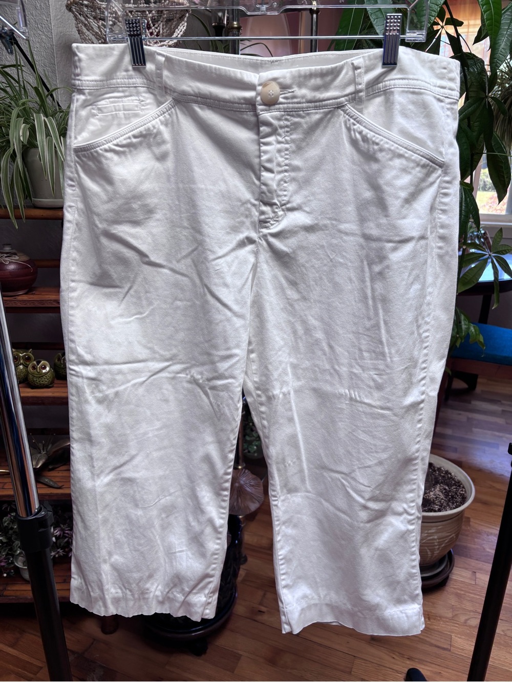 STRETCH brand white capris size 14
